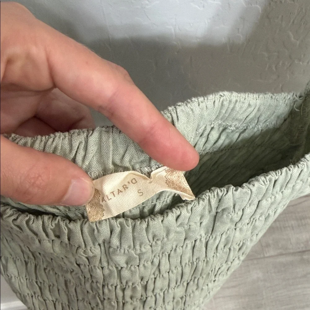 Alter’d State Smocked Puff Sleeve Crop Top - Sage Green small - Picture 2 of 4